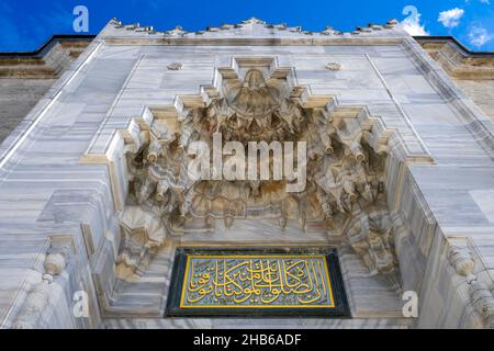 Architektonische Details der Fatih Moschee (Fatih Camii) in Istanbul. Die Fatih-Moschee ist eine osmanische Moschee im türkischen Stadtteil Fatih in Istanbul. Stockfoto