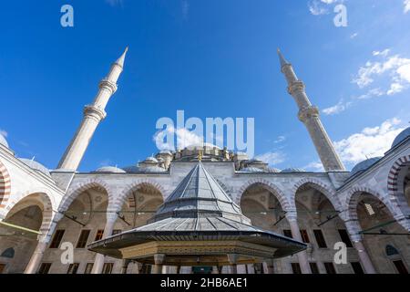 Weitwinkelansicht der Fatih-Moschee an einem sonnigen Tag in Istanbul. Die Fatih-Moschee ist eine osmanische Moschee im türkischen Stadtteil Fatih in Istanbul. Stockfoto