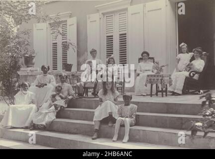 In Plantation Roosendaal, Gruppenfoto der Frauen und Kinder mit einheimischem Personal in Plantation (Koenoekoe) Roosendaal, in Curaçao, Juni 1910. Teil des Fotoalbums der Familie Boom-Gonggrijp in Suriname und Curaçao., Andries Augustus Boom, anonym, Curaçao, Jun-1910, Fotografischer Träger, Höhe 113 mm × Breite 161 mm Stockfoto