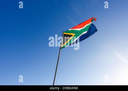 Flaggen fliegen während des Red Bull King of the Air 2021 in Blouberg, Kapstadt, Südafrika Stockfoto