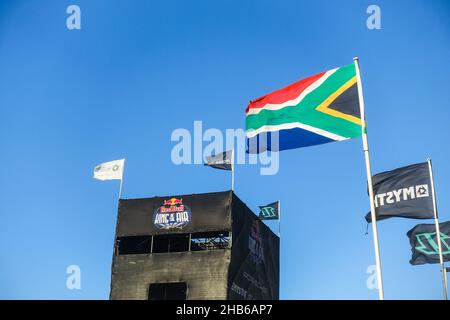 Flaggen fliegen während des Red Bull King of the Air 2021 in Blouberg, Kapstadt, Südafrika Stockfoto