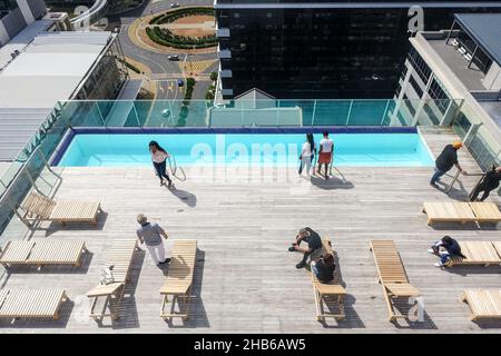 Swimmingpool auf der Skyline von Kapstadt im Jahr 2021 Stockfoto