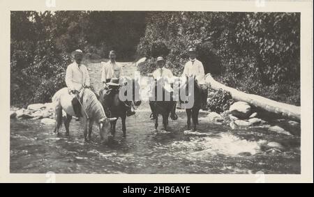 Reiten in Honduras lässt Eine Gruppe von vier Männern ihre Pferde in einem Fluss in der Nähe von San Pedro Sula in Honduras trinken, August 1912. Teil des Fotoalbums der Familie Boom-Gonggrijp in Suriname und Curaçao., Andries Augustus Boom, anonym, Honduras, Aug-1912, Fotografischer Träger, Höhe 67 mm × Breite 113 mm Stockfoto