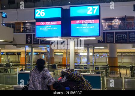 Internationaler Flughafen Kapstadt, Südafrika. 8th. Dezember 2021. Passagiere fliegen zurück nach Europa, während sie auf die neue COVID-Variante Omicron aufmerksam werden. Stockfoto