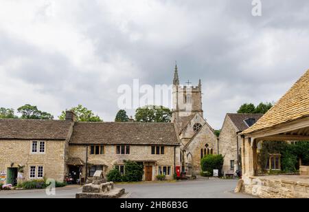 St Andrew's Church vom Market Cross, Castle Combe, ein malerisches Dorf im Cotswolds-Gebiet von Natural Beauty, Wiltshire, Südwestengland Stockfoto