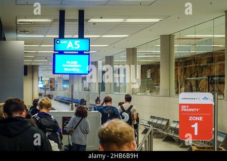 Internationaler Flughafen Kapstadt, Südafrika. 8th. Dezember 2021. Passagiere fliegen zurück nach Europa, während sie auf die neue COVID-Variante Omicron aufmerksam werden. Stockfoto