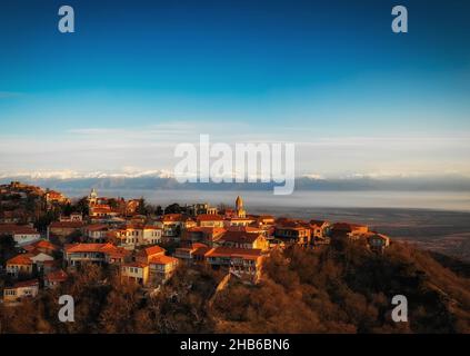 Luftpanorama Ansicht der Liebesstadt Sighnaghi mit kaukasus-Bergen Hintergrund.Blank Raum Touristenattraktion Banner Stockfoto