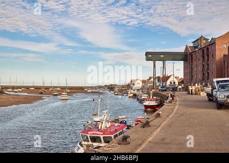 The Granary, ein prominentes lokales Wahrzeichen am Kai von Wells-Next-the-Sea, einem kleinen Küstendorf im Norden von Norfolk Stockfoto