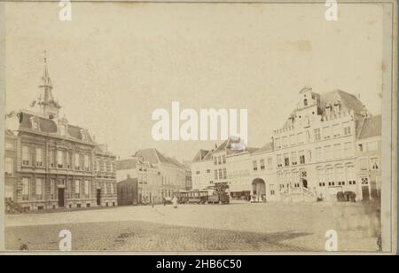 Rathaus und Kaffeehaus De Draak am Grote Markt in Bergen op Zoom, Jannis Jacobus van Melle, c. 1870 - c. 1890, Papier, Albumin-Druck, Höhe 102 mm × Breite 154 mm Stockfoto