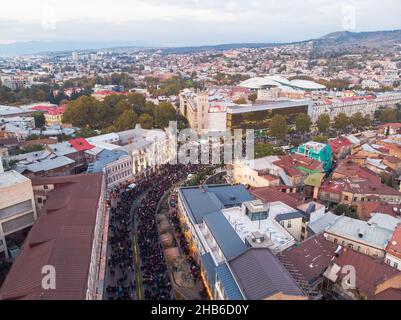 Tiflis, Georgien - 28th. oktober 2021: Luftkippansicht Massen von Anhängern der "Dramher" gehen in den Straßen zu einer Demonstration gegen die demokratische Partei "Georg Stockfoto