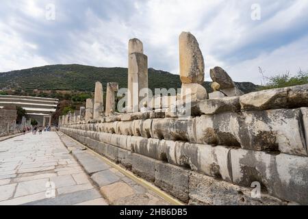 Blick auf die antike Stadt Ephesus. Ephesus war eine Stadt im alten Griechenland an der Küste von Ionia, südwestlich des heutigen Selcuk in der Provinz Izmir, Türkei. Stockfoto