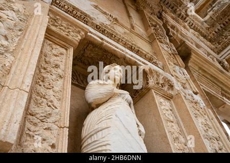 Details der Statue von Arete (Apeth) in der Bibliothek von Celsus in der antiken Stadt Ephesus. Stockfoto