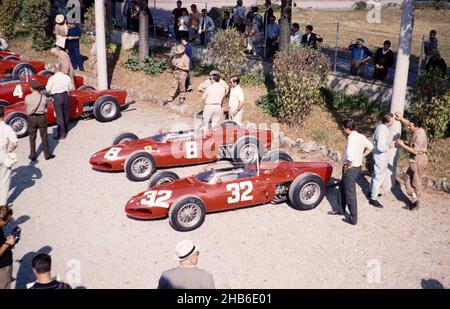 Ferrari Formel-1-Team im Fahrerlager mit Sharknose Ferrari 156 F1 Autos, Ferraris, Monza Grand Prix, Italien 1961 dachte Baghetti im Chat mit einem Mechaniker rechts Stockfoto