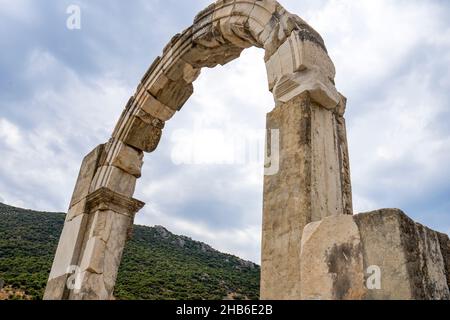 Blick auf den antiken Türbogen aus Marmor in der antiken Stadt Ephesus. Ephesus war eine Stadt im Südwesten des heutigen Selcuk in der Provinz Izmir, Türkei. Stockfoto