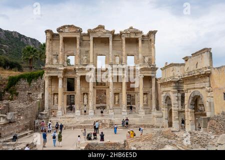 Die Bibliothek von Celsus in der antiken Stadt Ephesus (Efes). Die Bibliothek von Celsus ist ein altes römisches Gebäude in Ephesus, Türkei, 2021. Stockfoto