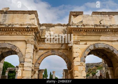 Details zum Mazeus und Mithridates Tor in der antiken Stadt Ephesus. Ephesus war eine Stadt im Südwesten des heutigen Selcuk in der Provinz Izmir, Türkei. Stockfoto