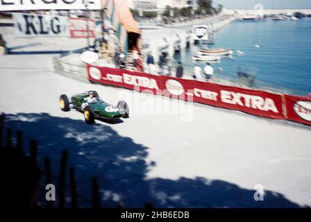 Formel-1-Motorrennen Monaco Grand Prix 1961, Jim Clark in der Kiosk-Ecke des Tabakwarenhandels Lotus-Climax Stockfoto