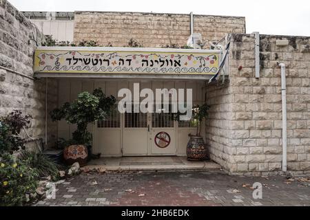 Jerusalem, Israel. 17th Dez 2021. Die religiöse Grundschule Evelina de Rothschild für Mädchen ist geschlossen und rund 400 Schüler wurden nach positiven COVID-19-Testergebnissen für 62 Schülerinnen und 2 Lehrer in die Isolation und den Fernunterricht geschickt. Der Verdacht auf die Ursache der Masseninfektion liegt bei einer Familie, die angeblich aus Südafrika zurückkehrte und die Quarantänebestimmungen nicht einhielt und Kinder zur Schule schickte. Das Gesundheitsministerium erwartet, dass die Ergebnisse der Omicron-Sequenzierung am kommenden Wochenende erhalten werden. Kredit: Nir Alon/Alamy Live Nachrichten Stockfoto