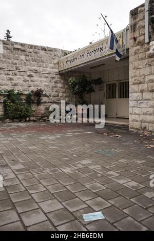 Jerusalem, Israel. 17th Dez 2021. Die religiöse Grundschule Evelina de Rothschild für Mädchen ist geschlossen und rund 400 Schüler wurden nach positiven COVID-19-Testergebnissen für 62 Schülerinnen und 2 Lehrer in die Isolation und den Fernunterricht geschickt. Der Verdacht auf die Ursache der Masseninfektion liegt bei einer Familie, die angeblich aus Südafrika zurückkehrte und die Quarantänebestimmungen nicht einhielt und Kinder zur Schule schickte. Das Gesundheitsministerium erwartet, dass die Ergebnisse der Omicron-Sequenzierung am kommenden Wochenende erhalten werden. Kredit: Nir Alon/Alamy Live Nachrichten Stockfoto