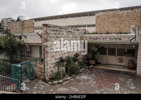 Jerusalem, Israel. 17th Dez 2021. Die religiöse Grundschule Evelina de Rothschild für Mädchen ist geschlossen und rund 400 Schüler wurden nach positiven COVID-19-Testergebnissen für 62 Schülerinnen und 2 Lehrer in die Isolation und den Fernunterricht geschickt. Der Verdacht auf die Ursache der Masseninfektion liegt bei einer Familie, die angeblich aus Südafrika zurückkehrte und die Quarantänebestimmungen nicht einhielt und Kinder zur Schule schickte. Das Gesundheitsministerium erwartet, dass die Ergebnisse der Omicron-Sequenzierung am kommenden Wochenende erhalten werden. Kredit: Nir Alon/Alamy Live Nachrichten Stockfoto