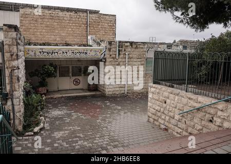 Jerusalem, Israel. 17th Dez 2021. Die religiöse Grundschule Evelina de Rothschild für Mädchen ist geschlossen und rund 400 Schüler wurden nach positiven COVID-19-Testergebnissen für 62 Schülerinnen und 2 Lehrer in die Isolation und den Fernunterricht geschickt. Der Verdacht auf die Ursache der Masseninfektion liegt bei einer Familie, die angeblich aus Südafrika zurückkehrte und die Quarantänebestimmungen nicht einhielt und Kinder zur Schule schickte. Das Gesundheitsministerium erwartet, dass die Ergebnisse der Omicron-Sequenzierung am kommenden Wochenende erhalten werden. Kredit: Nir Alon/Alamy Live Nachrichten Stockfoto