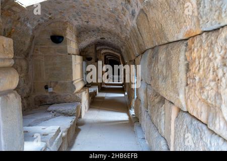 Ausgang Korridor mit Steinmauer im Großen Theater in der antiken Stadt Ephesus. Stockfoto