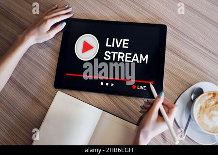 Live-Stream überträgt oder empfängt Video- und Audiodaten über das Internet. Digitales Marketing- und Werbekonzept. Stockfoto