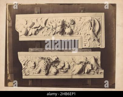 Zwei Reliefs mit Früchten und Vögeln, Gustave Eugène Chauffourier (zugeschrieben), Italien, c. 1875 - c. 1900, fotografischer Träger, Albumin-Druck, Höhe 204 mm × Breite 270 mm Stockfoto