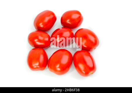 Tomaten. Ganze und eine halbe, isoliert auf weiss Stockfoto