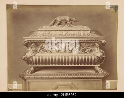 Brust mit Deckel und oben ein Wolf, der Remus und Romulus, Paolo Lombardi (erwähnt auf Objekt), c. 1875 - c. 1900, Karton, Albumin-Print, Höhe 208 mm × Breite 260 mm Stockfoto