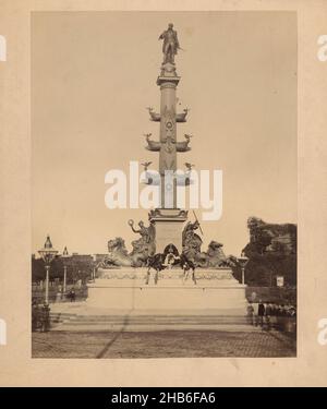 Denkmal für Admiral Wilhelm von Tegetthoff in Wien, A. F. Ozihak (auf Objekt erwähnt), München, c. 1875 - c. 1900, Karton, Albumin-Print, Höhe 258 mm × Breite 197 mm Stockfoto