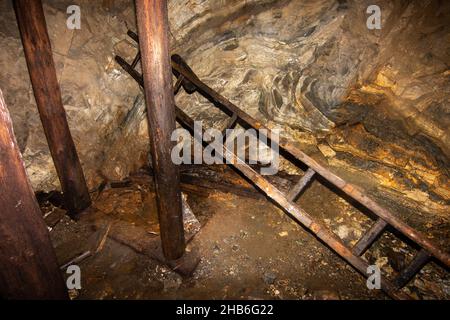 Alte verlassene Kohlebergwerk Tunnel unterirdisch mit Holzbalken und Treppen Stockfoto