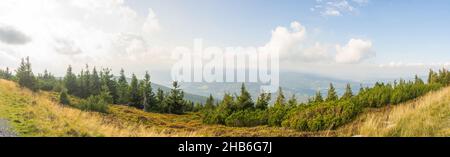 Panoramablick von der Spitze des Serak-Gebirges in Jesenik Tschechien. Herbstberge. Stockfoto