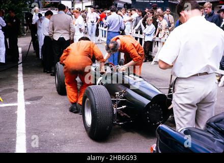 Graham Hill BRM P261 Rennwagenmechaniker arbeiten, Belgischer Grand Prix 1964, Spa, Belgien, Raymond Mays im Hintergrund Stockfoto