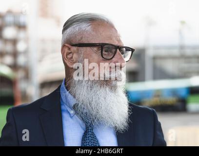 Portrait des Mode Senior Mann zur Arbeit gehen - Ältere Menschen Lifestyle-Konzept Stockfoto