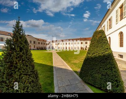 Pollenzo, Bra, Piemont, Italien - 12. Oktober 2021: Innenhof der Universität für gastronomische Wissenschaften Gebäude im alten Schloss von König Vittorio Ema Stockfoto