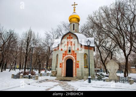 Moskau, Russland - 7. Januar 2021: Kapelle des heiligen Fürsten Daniel von Moskau auf dem Tulskaya-Platz an einem Wintertag Stockfoto