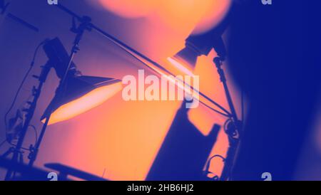 Verschwommene Bilder von Studio Light-Geräten zum Filmen von Filmvideos oder professionellen Fotoaufnahmen. Auf dem Bildschirm aufgenommen, reflektiert. Lichtstudio auf Reise Stockfoto