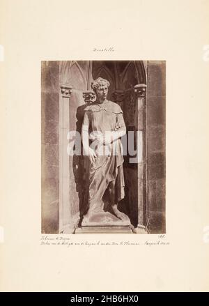 Skulptur von Johannes dem Täufer von Donatello in der Kathedrale von Florenz, Donatello. Johannes der Täufer. Statue auf der Westseite des Campanile der Kathedrale von Florenz. (Titel auf Objekt), anonym, Florenz, c. 1875 - c. 1900, Karton, Albumin-Print, Höhe 243 mm × Breite 175 mm Stockfoto