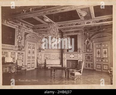 Salon von Louis XIII im Palast von Fontainebleau, Fontainebleau (Château) (Titel auf Objekt), Séraphin-Médéric Mieusement (erwähnt auf Objekt), Palais de Fontainebleau, c. 1875 - c. 1900, Karton, Albumin-Print, Höhe 265 mm × Breite 367 mm Stockfoto