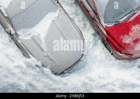 Top Luftaufnahme der Wohnung Bürogebäude Parkplatz mit vielen Autos von Schnee bedeckt stank nach schweren Schneesturm Schneefall Wintertag. Schneeverwehungen Stockfoto