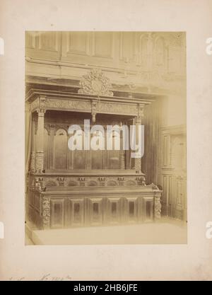 Herrenbank in der holländisch-reformierten Kirche in Aartswoud, anonym, Nederlands Hervormde Kerk, Jan-1895, Karton, Albumin-Print, Höhe 233 mm × Breite 176 mm Stockfoto