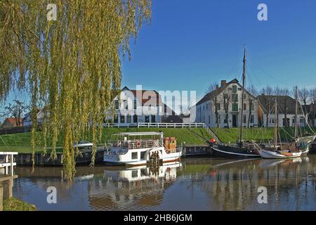 museumshafen in Carolinensiel mit Raddampfer Concordia, Deutschland, Niedersachsen, Ostfriesland Stockfoto