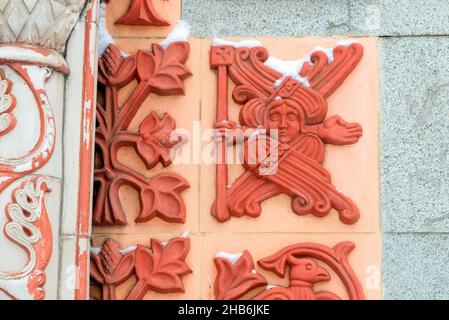 Moskau, Russland - 7. Januar 2021: Symbole an der Wand der Kapelle des heiligen Fürsten Daniel von Moskau auf dem Tula-Platz an einem Wintertag Stockfoto