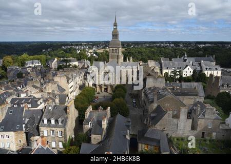 Basilika Saint Sauveur in der Altstadt von Dinan, Frankreich, Bretagne, Departement Cotes-d’Armor, Dinan Stockfoto