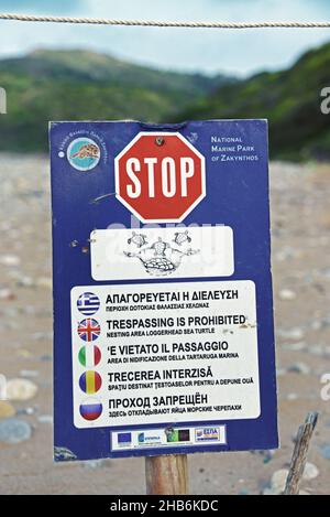 Karettschildkröte, Karettschildkröte (Caretta caretta), Schild kein Eindringen am Strand von Gerakas, Schildkröten Nistgebiet, Griechenland, Ionische Inseln, Stockfoto