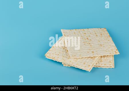 Religiöse Matza am jüdischen Passahfest, auf blauem Hintergrund Stockfoto