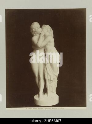 Skulptur von Amor und Psyche, N. 1372 Roma. Museo Capitolino. Amore e Psiche (Titel auf Objekt), anonym, Rom, c. 1880 - c. 1904, Papier, Albumin-Druck, Höhe 250 mm × Breite 198 mmhöhe 327 mm × Breite 241 mm Stockfoto