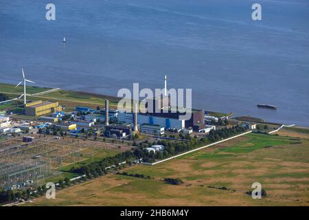 Kernkraftwerk Brunsbüttel mit Umspannwerk und Industrie an der Elbe, Luftaufnahme, Deutschland, Schleswig-Holstein, Brunsbüttel Stockfoto