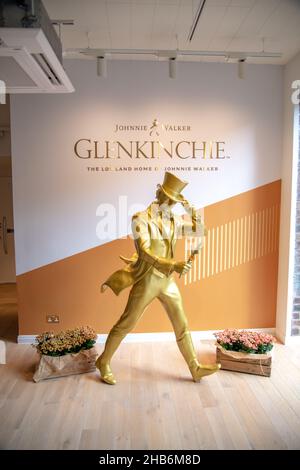 Eine Statue des Striding man in der Glenkinchie Whisky Distillery in East Lothian, Schottland, Großbritannien Stockfoto